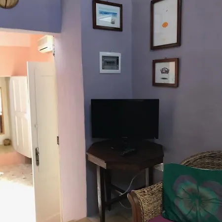 Casa Lena, Via Tafuri 4 *
